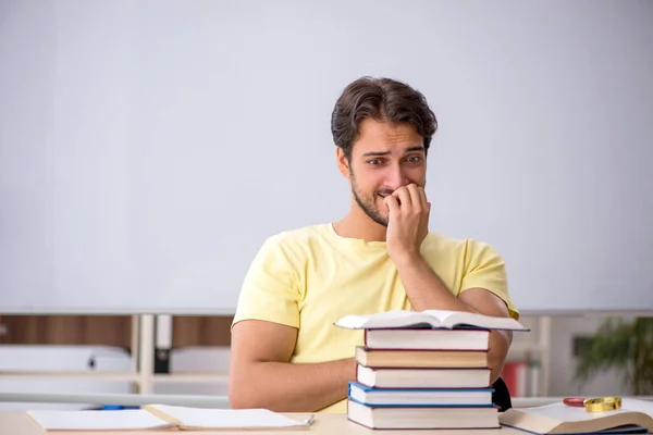 Jovem Estudante Preparando Para Exames Sala Aula — Fotografia de Stock