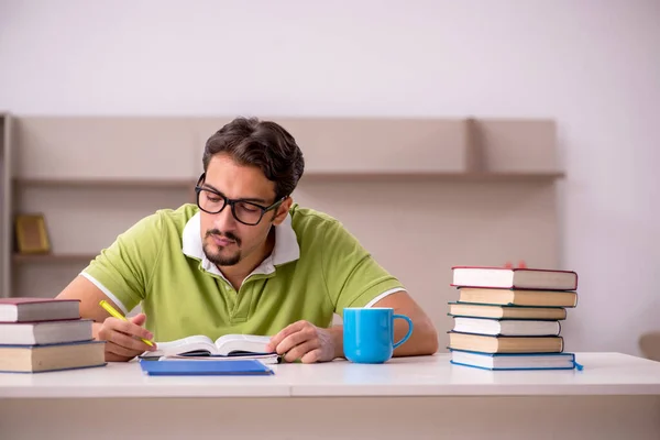 Jovem Estudante Estudando Casa — Fotografia de Stock