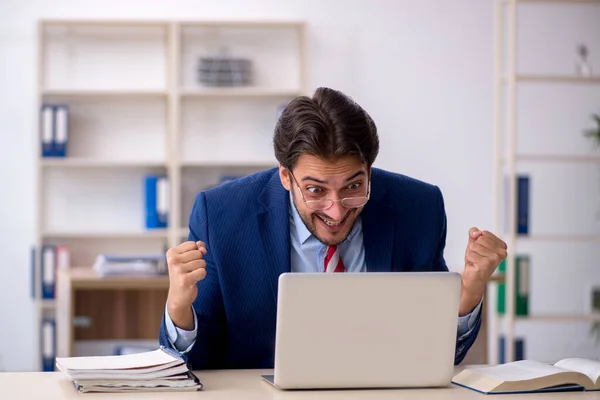 Jovem Empresário Empregado Que Trabalha Escritório — Fotografia de Stock