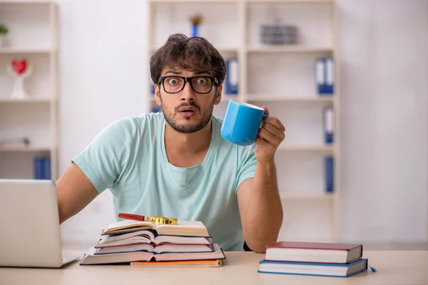 Jovem Estudante Preparando Para Exames Sala Aula — Fotografia de Stock