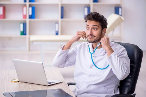 Jonge Arts Werkzaam Kliniek — Stockfoto