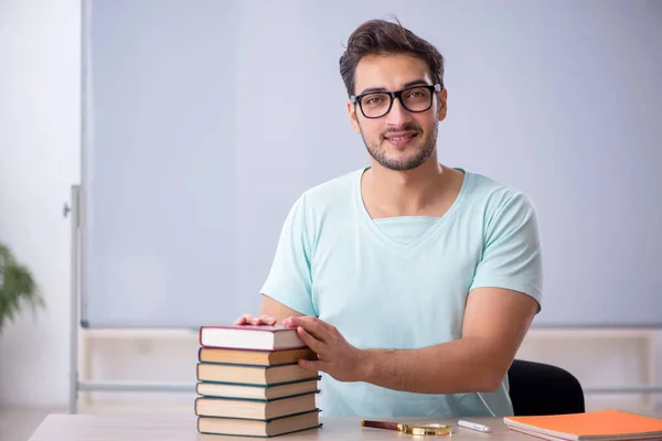 Jovem Estudante Preparando Para Exames Sala Aula — Fotografia de Stock