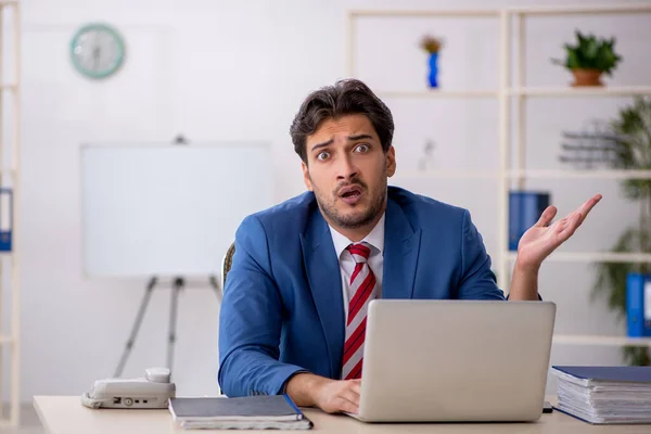 Junge Kaufmännische Angestellte Büro — Stockfoto