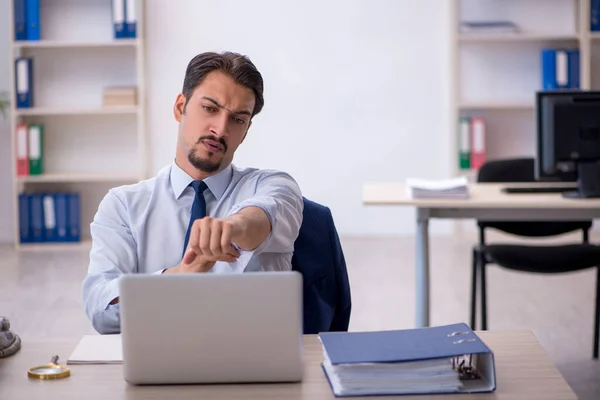 Empleado Joven Empresario Que Trabaja Oficina — Foto de Stock