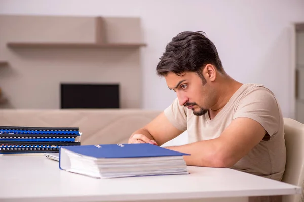 Jongeman Werkt Vanuit Huis Tijdens Een Pandemie — Stockfoto