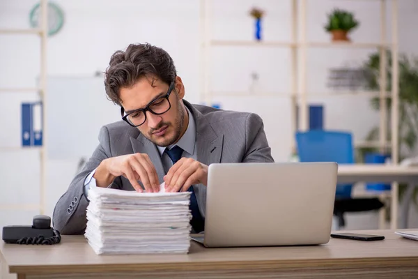 Junge Kaufmännische Angestellte Büro — Stockfoto