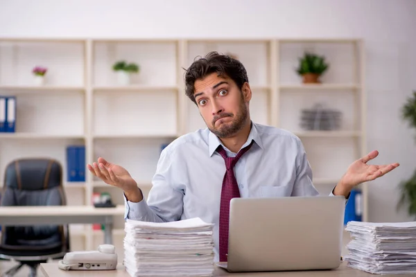 Jovem Empresário Empregado Infeliz Com Excesso Trabalho Escritório — Fotografia de Stock