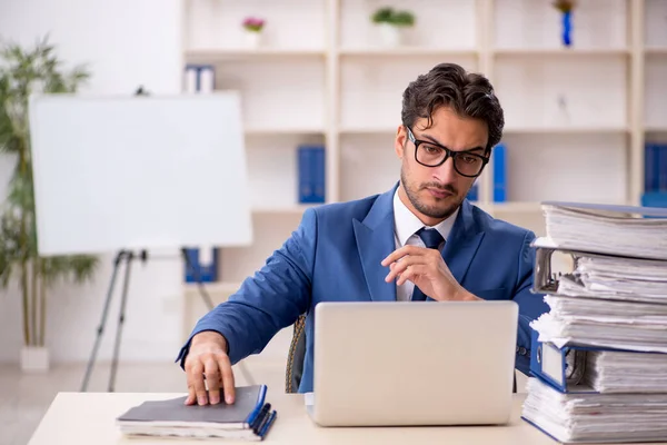 Jovem Empresário Empregado Infeliz Com Excesso Trabalho Escritório — Fotografia de Stock