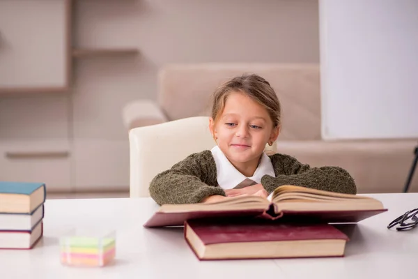 Jong Klein Meisje Studeren Thuis — Stockfoto