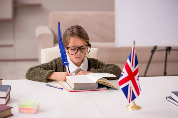 Ung Lille Pige Studerer Engelsk Sprog Derhjemme - Stock-foto