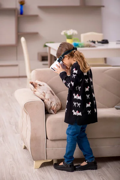 Молода Дівчинка Насолоджується Віртуальними Окулярами Вдома — стокове фото