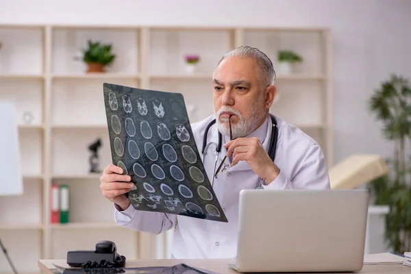 Oude Arts Radioloog Werkt Het Ziekenhuis — Stockfoto