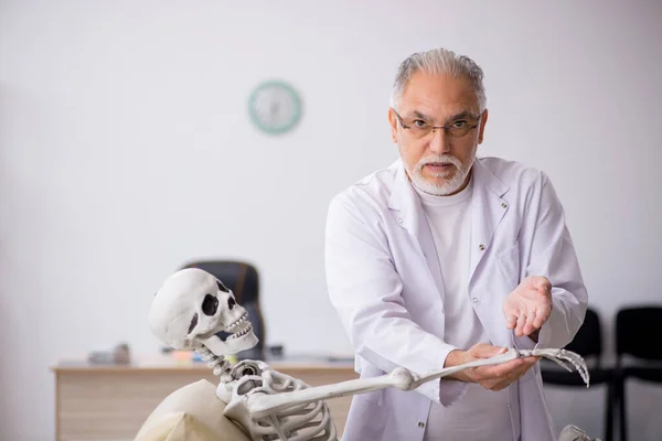 Hastanede Iskeleti Olan Yaşlı Bir Doktor — Stok fotoğraf