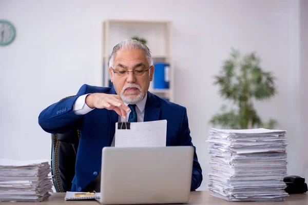 Gammal Affärsman Anställd Och För Mycket Arbete Arbetsplatsen — Stockfoto