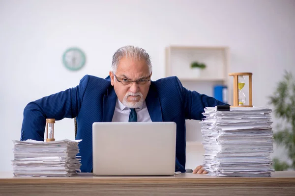 Velho Empresário Empregado Conceito Gerenciamento Tempo — Fotografia de Stock