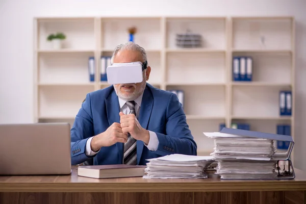 Betagter Geschäftsmann Mit Virtueller Brille Büro — Stockfoto