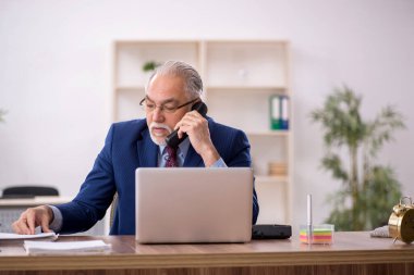 Ofiste çalışan eski bir işadamı.