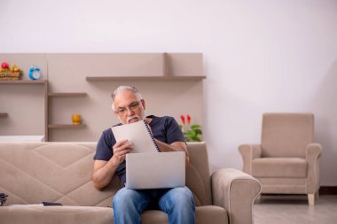 Yaşlı adam salgın sırasında evden çalışıyor.