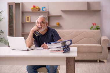 Yaşlı adam salgın sırasında evden çalışıyor.