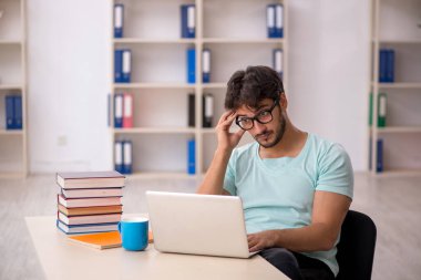 Sınıfta sınava hazırlanan genç bir öğrenci.