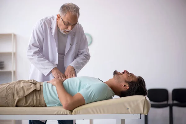 Paciente Joven Visitando Viejo Doctor — Foto de Stock