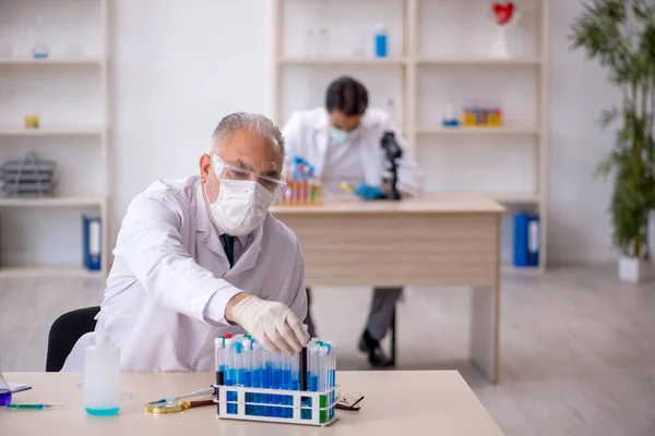 Twee Chemici Werken Het Lab — Stockfoto