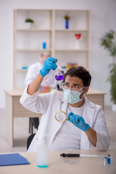 Twee Chemici Werken Het Lab — Stockfoto