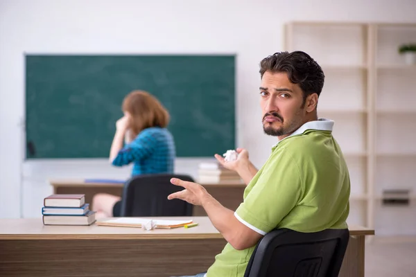 Zwei Schüler Haben Spaß Während Des Unterrichts — Stockfoto