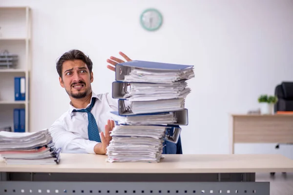 Ung Affärsman Anställd Missnöjd Med Överdrivet Arbete Arbetsplatsen — Stockfoto