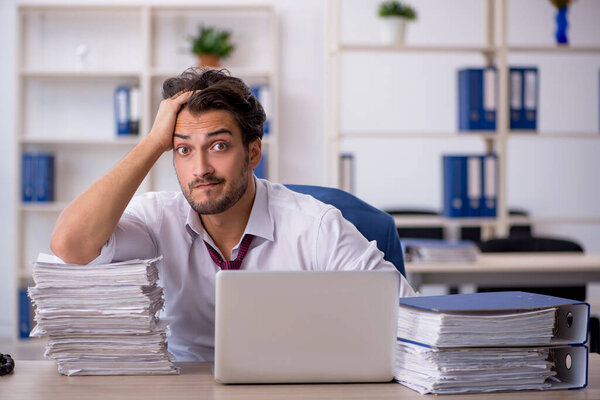 Молодой бизнесмен и слишком много работы на работе