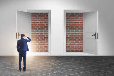 Tuğla kapılı çıkışa bakan bir iş adamı