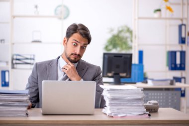 Ofiste çalışan genç bir erkek.