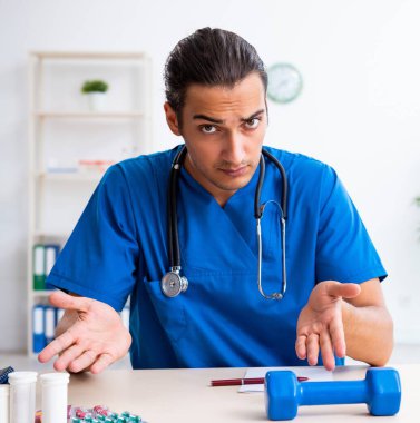 Spor ve diyet konularında genç bir erkek doktor.