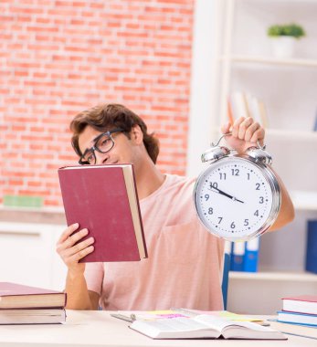 Üniversite sınavlarına hazırlanan genç öğrenci.