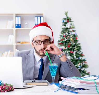 Genç işadamı Noel 'i ofiste kutluyor.