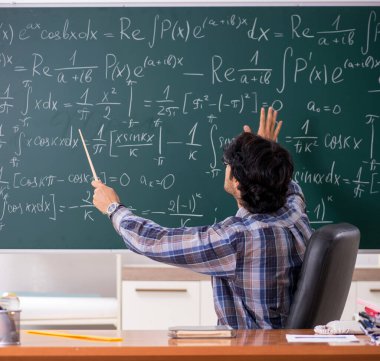 Sınıftaki komik erkek matematik öğretmeni.