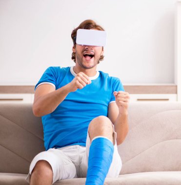 Kanepedeki bacağı yaralı genç adam.