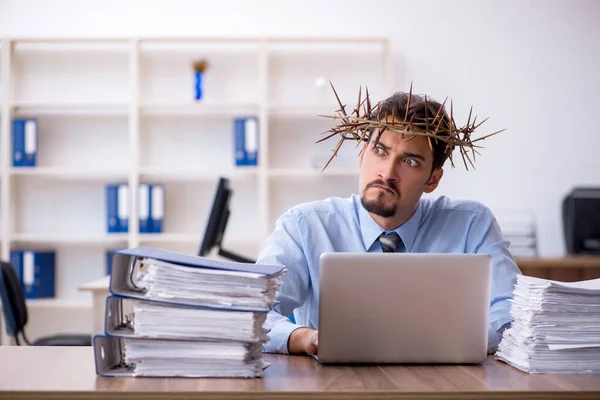 Junger Geschäftsmann Trägt Stacheligen Kranz Auf Dem Kopf — Stockfoto
