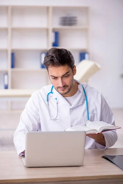 Joven Médico Que Trabaja Clínica — Foto de Stock