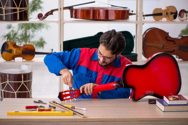 Jovem Reparando Instrumentos Musicais Dentro Casa — Fotografia de Stock