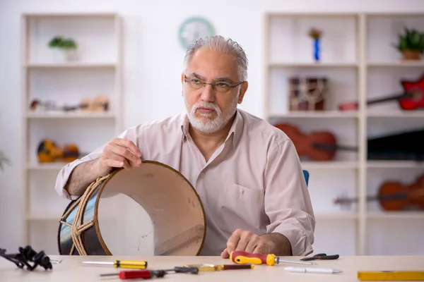 Reparador Velho Reparando Instrumentos Musicais Oficina — Fotografia de Stock