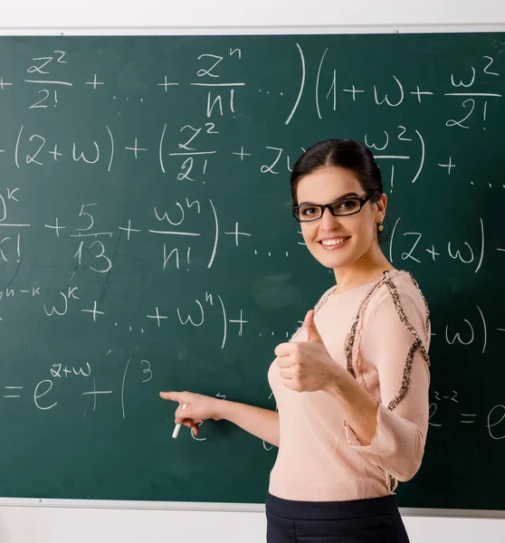 Lehrerin Steht Vor Tafel — Stockfoto