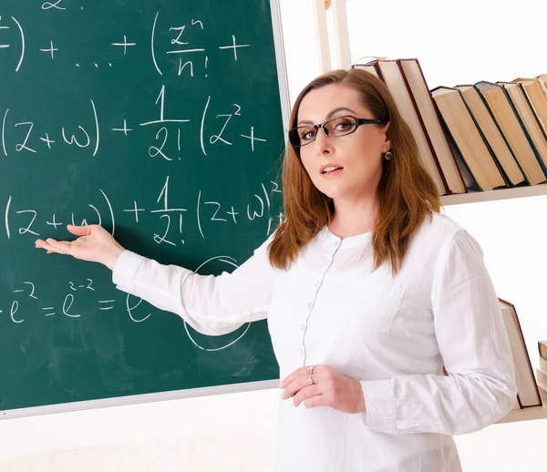 教室で女性の数学教師 — ストック写真