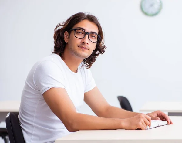 Jonge Mannelijke Student Zit Klas — Stockfoto