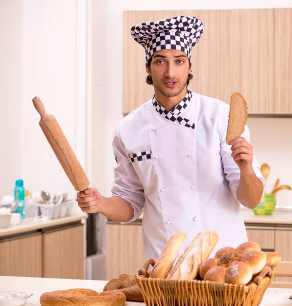 Joven Panadero Que Trabaja Cocina —  Fotos de Stock