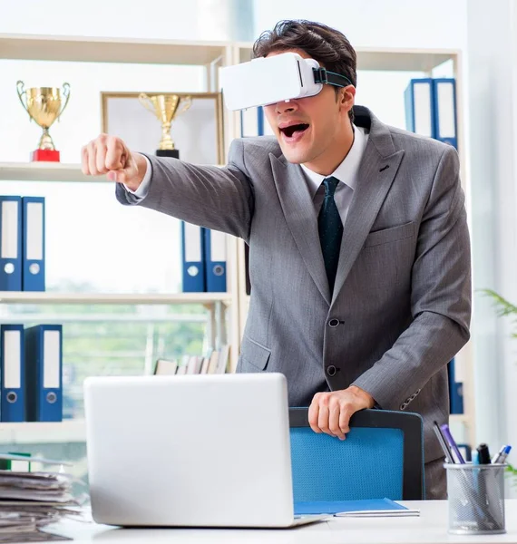Homem Negócios Com Óculos Realidade Virtual Escritório — Fotografia de Stock