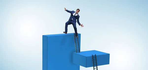 失敗の概念で高いブロックから落ちているビジネスマン — ストック写真