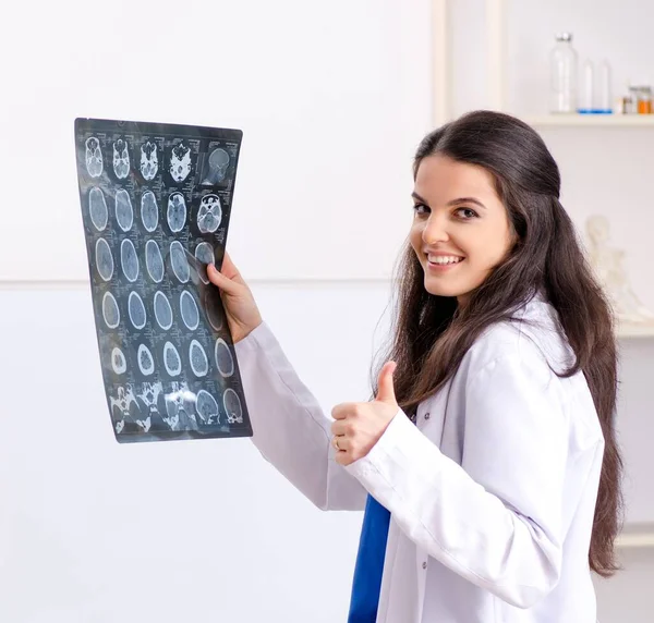 Medico Radiologo Donna Che Lavora Clinica — Foto Stock