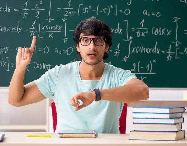 Den Unga Manliga Studenten Matematiker Framför Tavlan — Stockfoto
