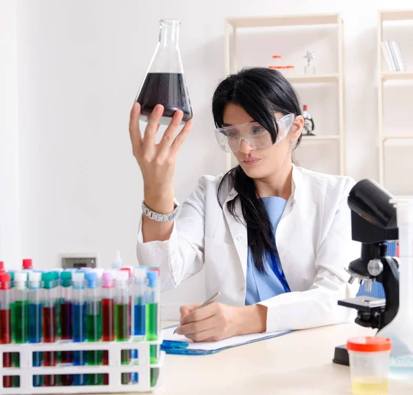 Química Feminina Trabalhar Laboratório — Fotografia de Stock